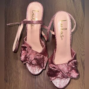 Lilsa Light pink metallic platform heels with bow